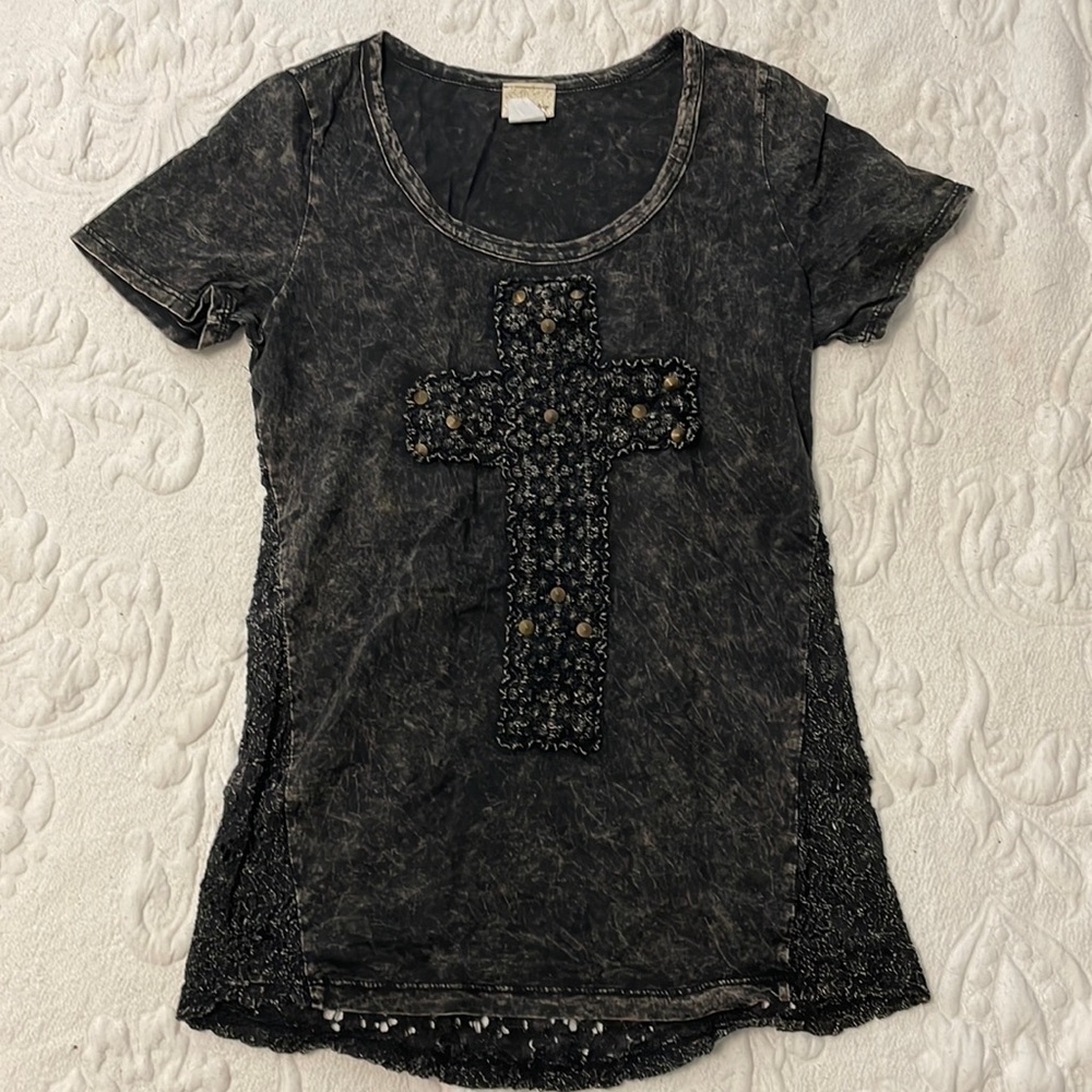 Cross and crochet detail t-shirt